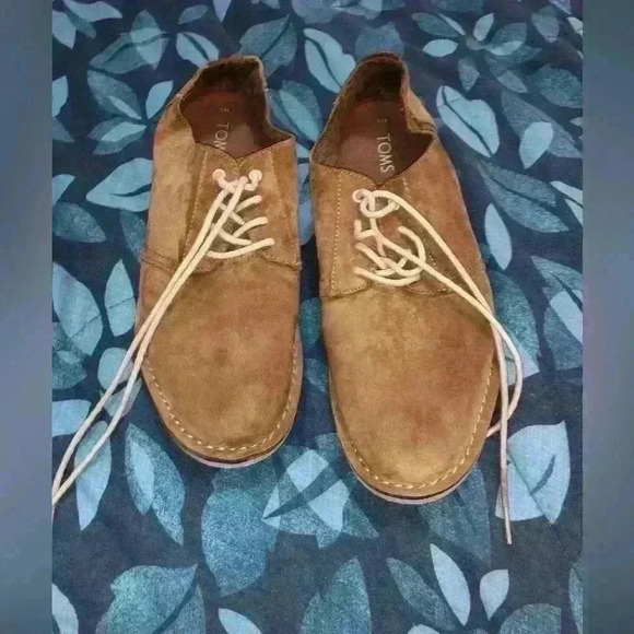 Toms shoe size 8M the material looks like suede it is a used shoe - Picture 2 of 8